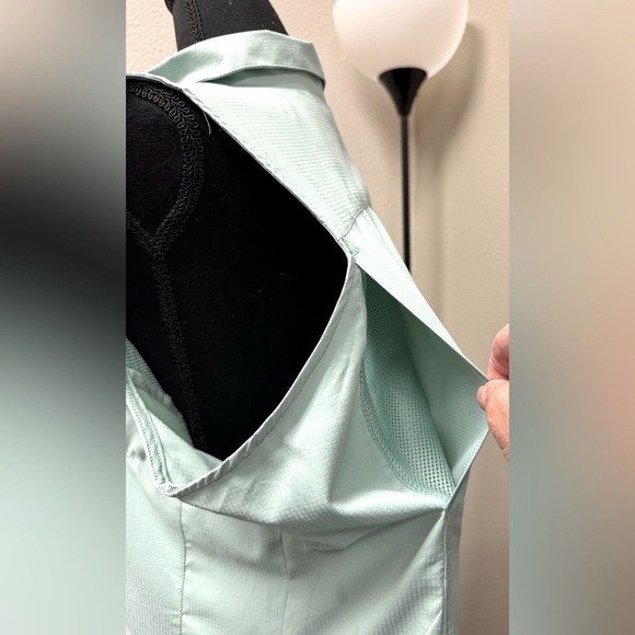 Columbia Sportswear Outdoor Sleeveless Button Down top, pocket and ventilation - Picture 4 of 10